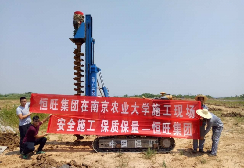 電動(dòng)光伏打樁機相關(guān)產(chǎn)品在南京農業(yè)大學(xué)施工現場(chǎng)